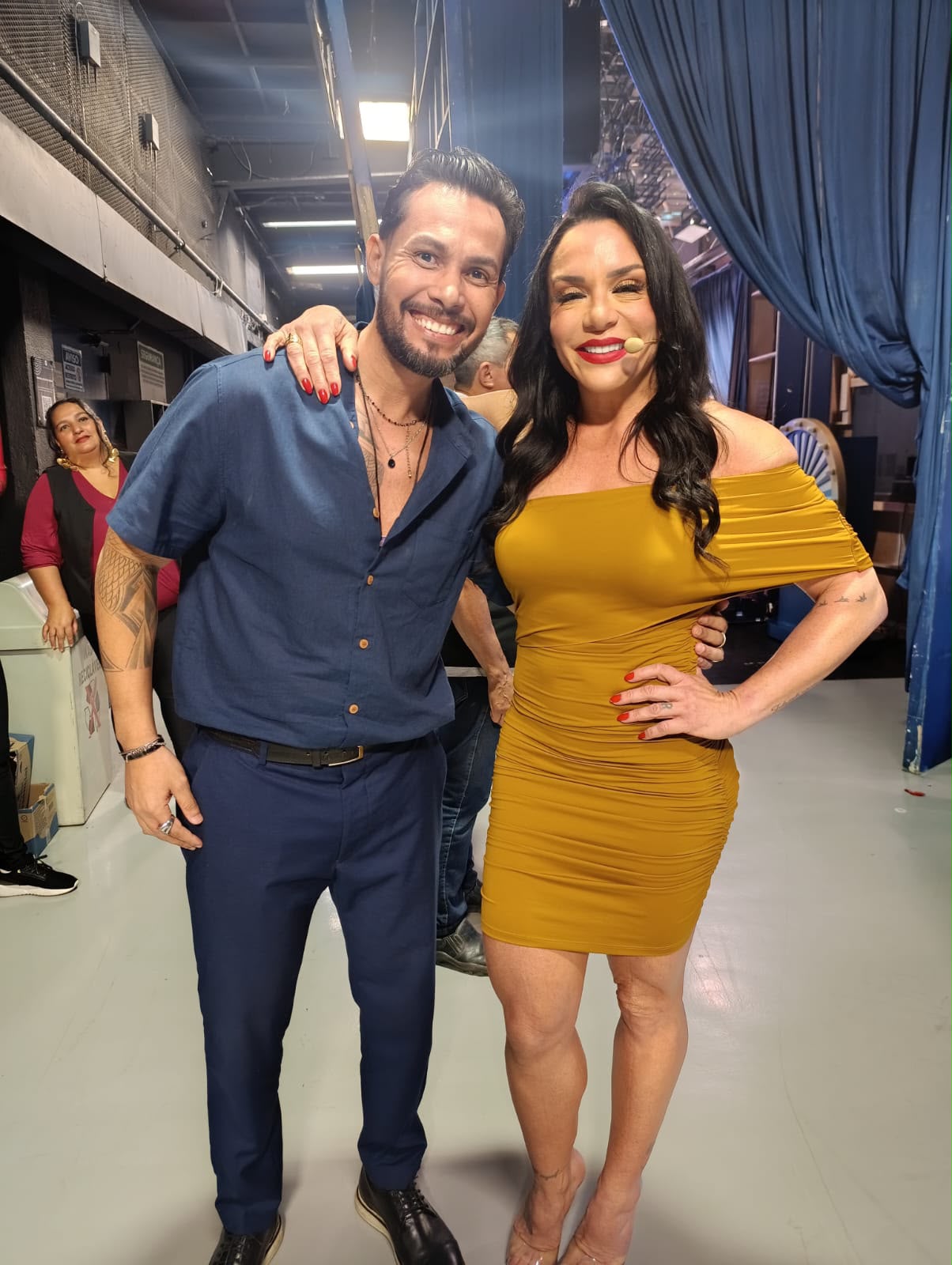 Ricky Moreira com apresentadora nos bastidores do SBT