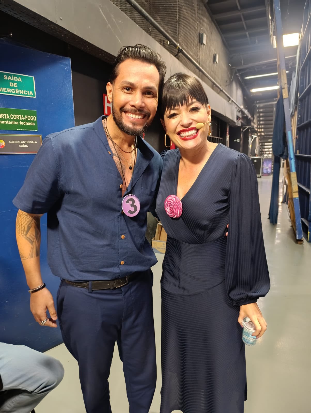 Ricky Moreira com apresentadora nos bastidores do SBT